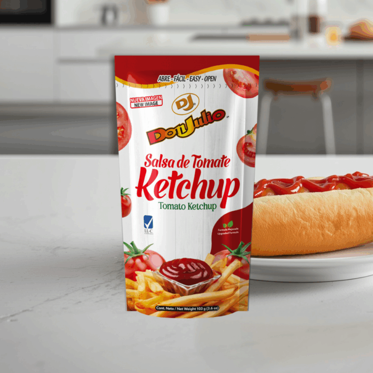 bolsa de ketchup en mesa al par de plato de hot dog