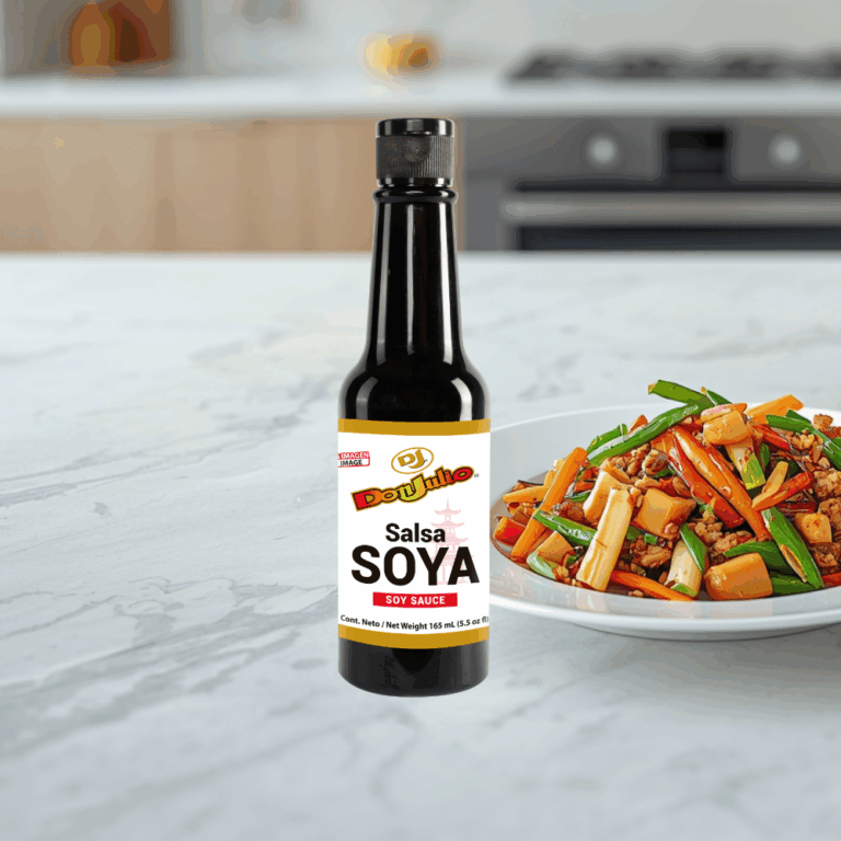 bote de salsa soya en mesa junto a plato