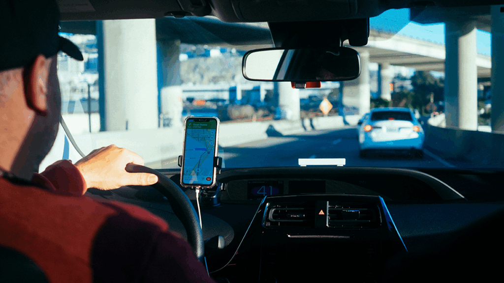 conductor viendo gps en su automovil