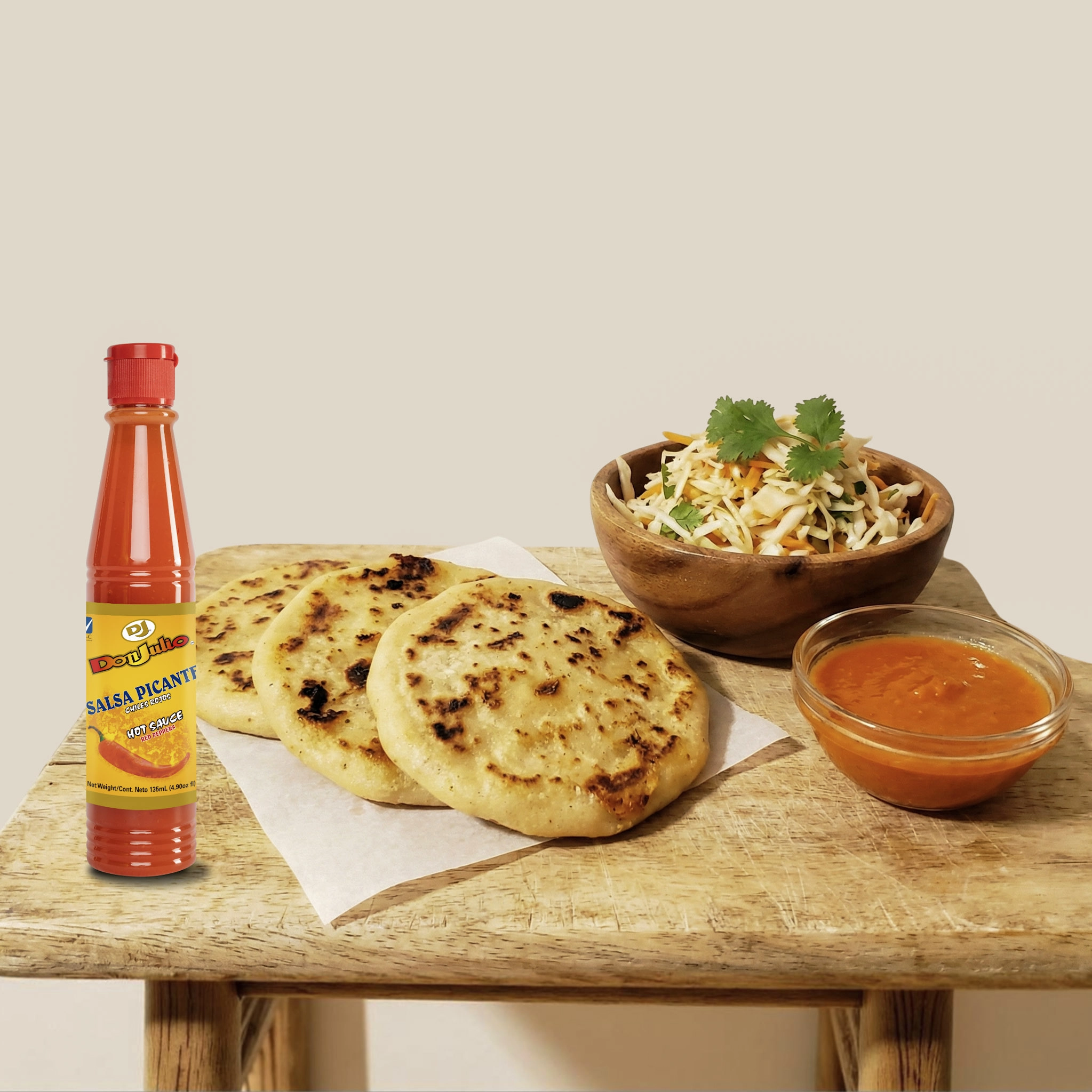 Mesa con pupusas y chile don julio